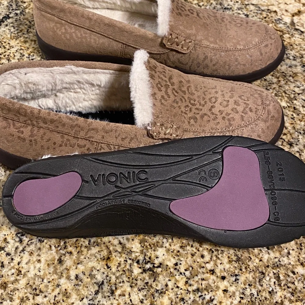 Vionic Slipper - Picture 6 of 8